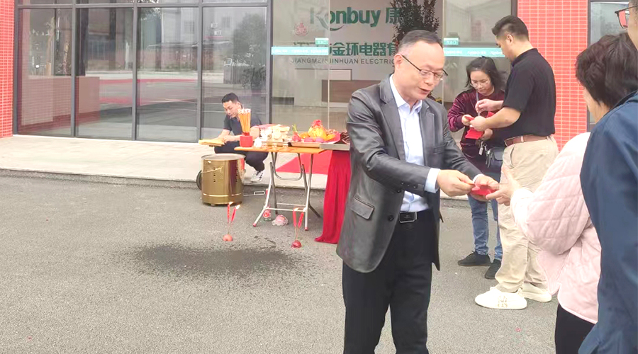 開工好兆頭！金環(huán)電器為全體員工發(fā)放紅包福利！