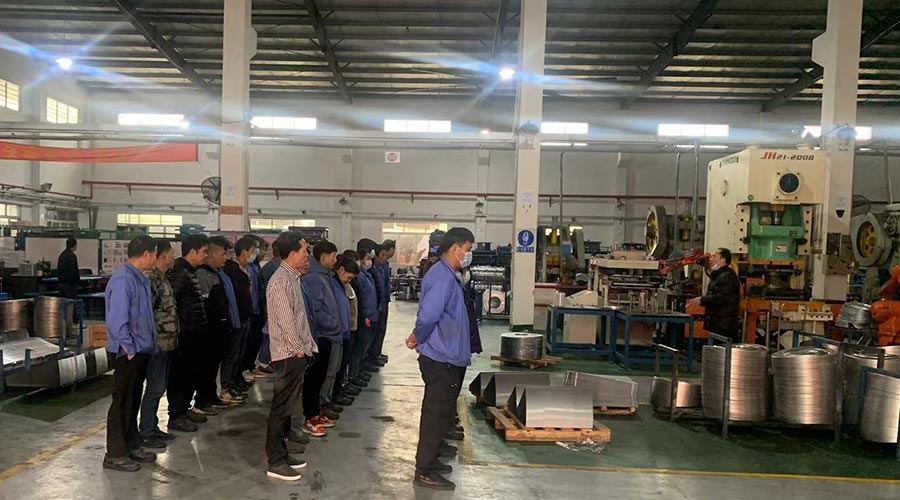 意氣奮發(fā)！金環(huán)電器沖壓車間組織人員開展例行早會(huì)